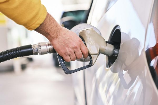 Marže na pohonných hmotách v dubnu klesly, MF nově kontroluje i distributory