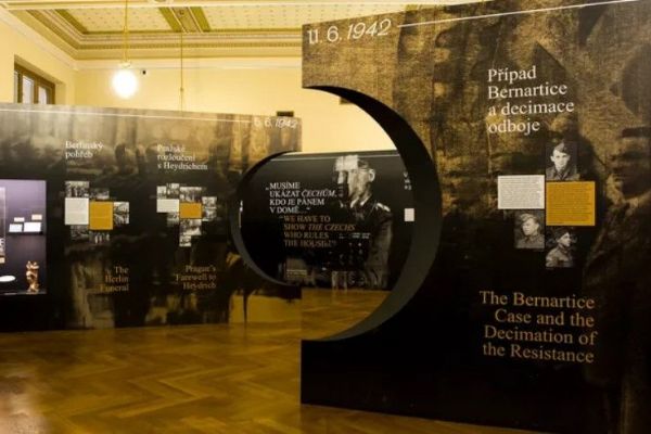 „Nikdy se nevzdáme!“ Národní muzeum otevřelo výstavu věnovanou jedné z nejdůležitějších událostí českých dějin 20. století