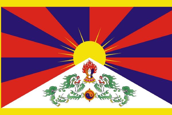 Před hejtmanstvím Moravskoslezského kraje vlaje vlajka Tibetu
