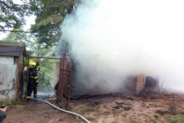 Cheb: Hasiči likvidovali požár chatky