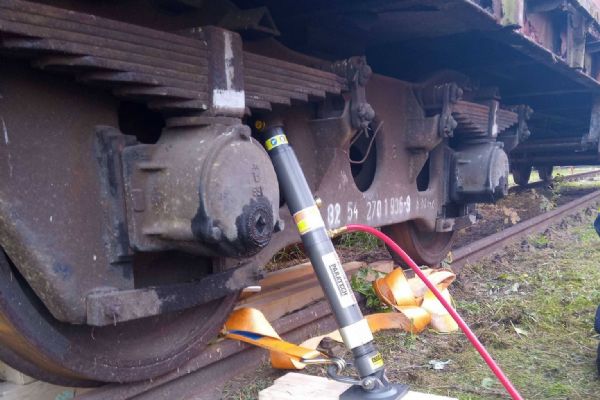 Cheb: Hasiči trénovali vyprošťování na vlaku ze skutečné nehody