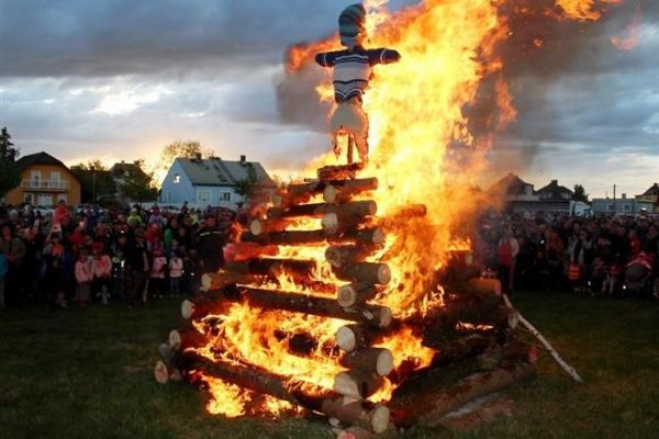 Cheb: Tradiční lampionový průvod půjde opět do Hájů