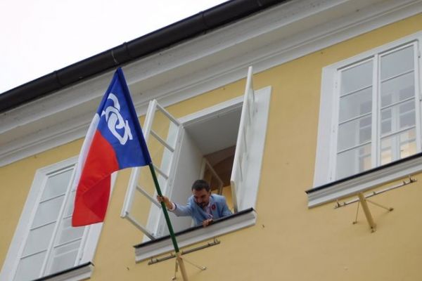 Cheb: Z okna radnice dnes poprvé vlaje sokolská vlajka
