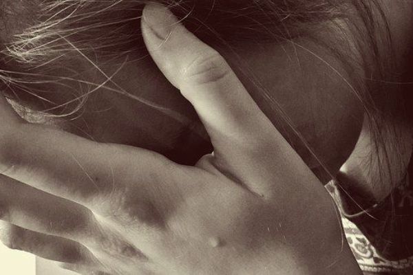 Chebsko: Dvojice měla týrat 23letou ženu