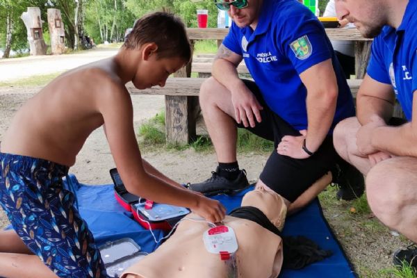 Chodov: Lidé si vyzkoušeli záchranu s defibrilátorem 