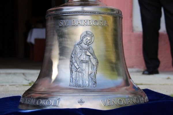 Chodov: Zvon svatá Barbora je již v kostele
