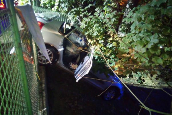 Drahovice: Z havarovaného vozidla hasiči vyprostili jednu osobu