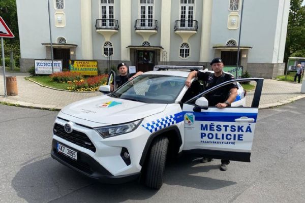 Františkovy Lázně: Strážníci mají nové vozidlo s hybridním pohonem