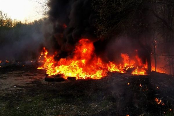 Habartov: Hasiči likvidovali požár černé skládky plné pneumatik