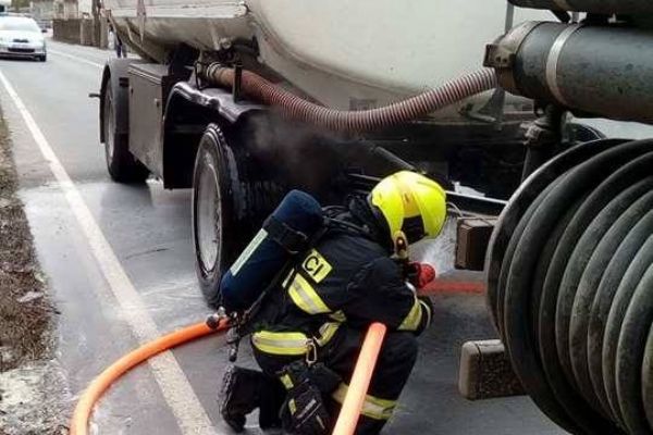 Horní Slavkov: Cisterně s benzínem se za jízdy začaly zahřívat brzdy