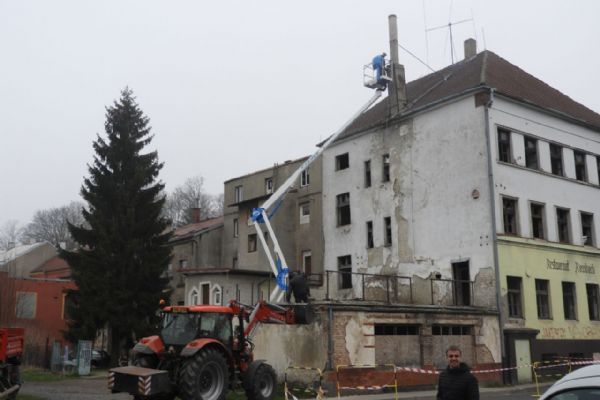 Hranice: Poškozený komín hotelu Praha ohrožoval chodce