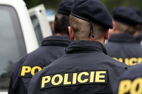 Karlovarsko: Policie během bezpečnostní akce zkontrolovala více jak sto cizinců