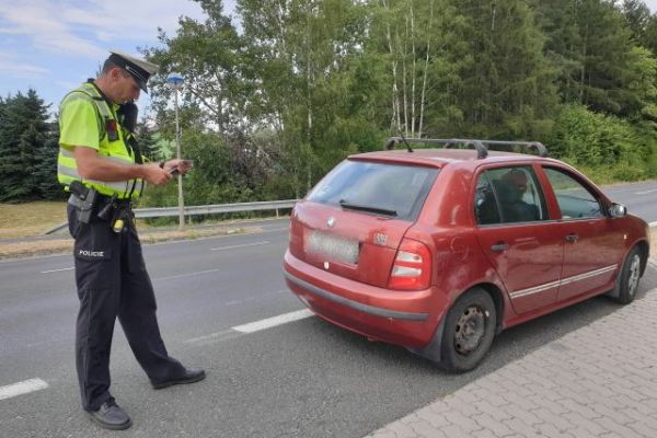 Karlovarsko: Policisté zkontrolovali téměř dva tisíce vozidel