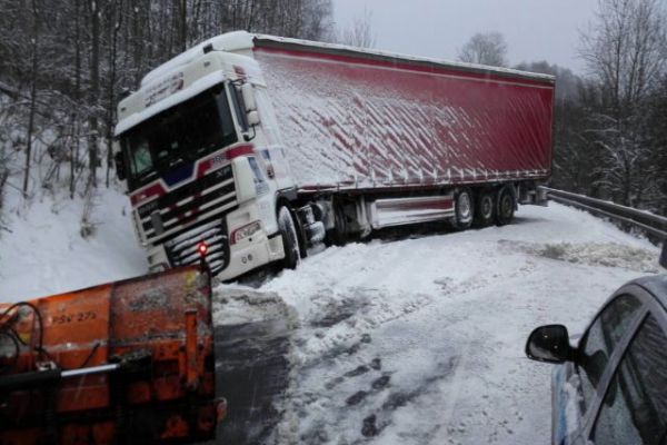 Karlovarský kraj: Husté sněžení způsobilo komplikace na silnicích