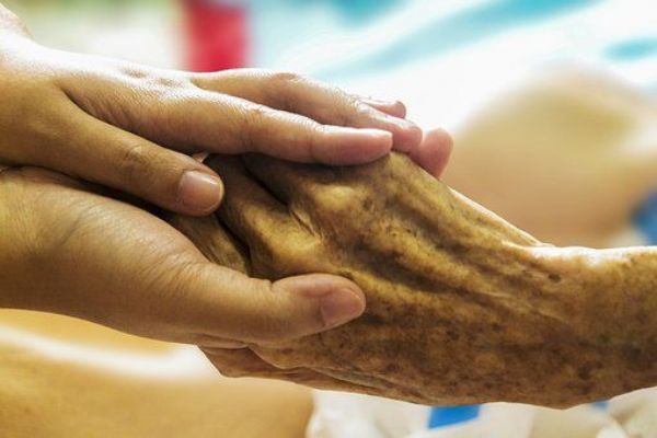 Karlovarský kraj podpoří provozovatele domácí hospicové péče