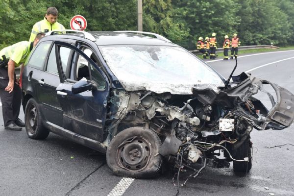 Karlovy Vary: Řidič po nehodě skončil mimo vozidlo