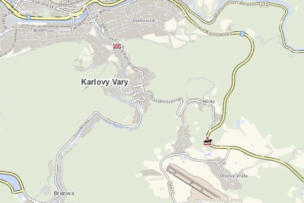 Karlovy Vary: U města narazilo auto do svodidel