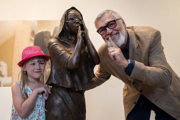 Karlovy Vary: Výstava nevidomé sochařky ukazuje krásu ženského světa 