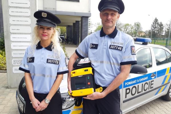 Milhostov: Policisté použitím defibrilátoru zachránili staršímu muži život