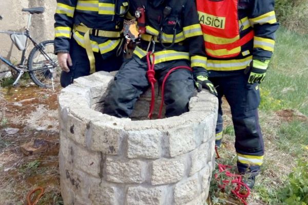 Mokřiny: Chlapec spadl do studny. Zachránili ho hasiči