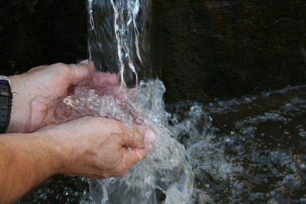 Nový Hrozňatov, Všeboř: Voda ve veřejných studních není pitná