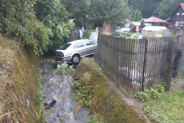 Oloví: Auto přeskočilo potok a zaparkovalo v zahradě