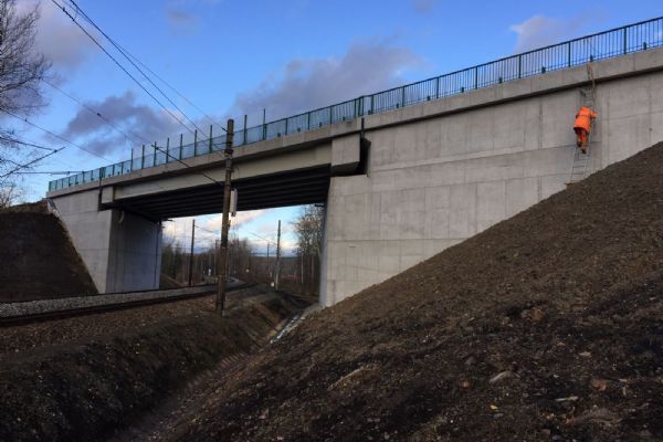 Přestavba mostu přes železnici u Nového Sedla je hotová