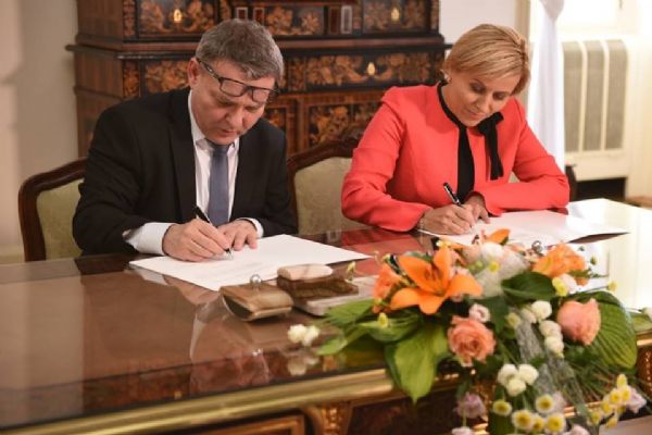 Region: Kraje podepsaly spolupráci s ministerstvem zahraničních věcí 