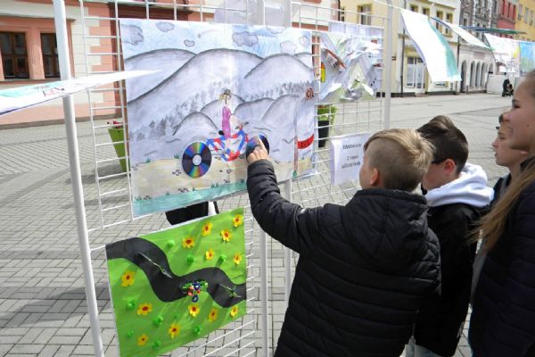 Sokolov: Děti na Starém náměstí vystavily svá díla s cyklistickou tématikou