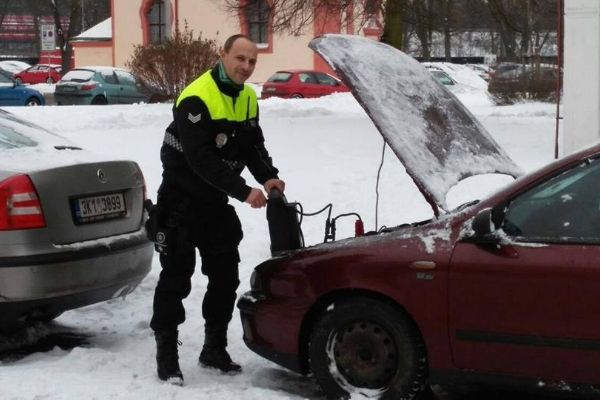 Sokolov: Nestartuje Vám auto? Strážníci pomohou