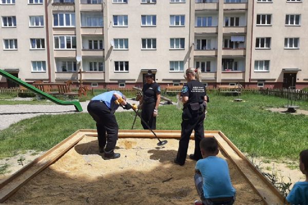 Sokolov: Strážníci kontrolují dětská hřiště. Hledají injekční stříkačky