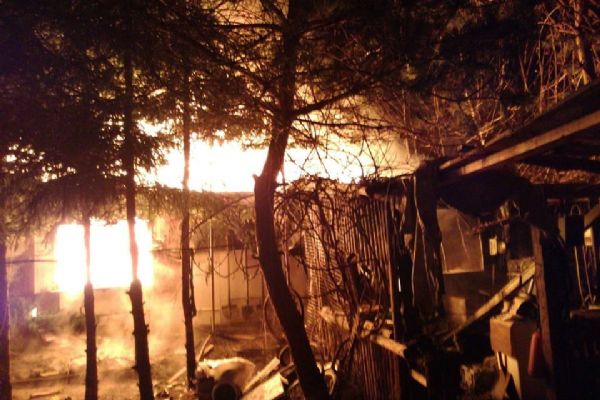 Těšovice: Včera večer likvidovaly čtyři jednotky hasičů požár zahradní chatky