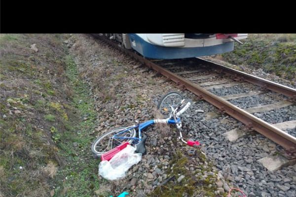 Třebeň: Osobní vlak srazil cyklistu