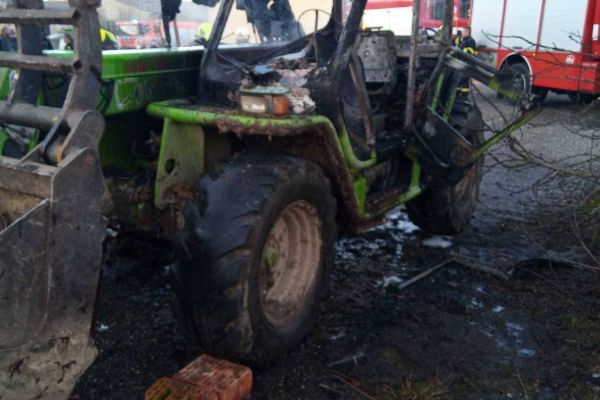 Třebeň: U obce hořel manipulační stroj