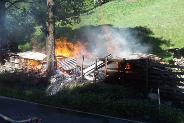 Údolí: U rodinného domu hořela hromada dřeva