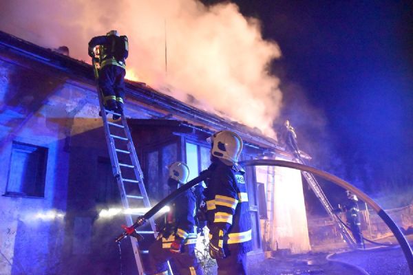 V Chodově u Bečova shořela střecha rodinného domu