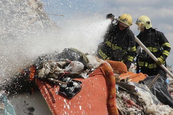 Vřesová: Zásah hasičů u požáru skládky komunálního odpadu trval 11 hodin