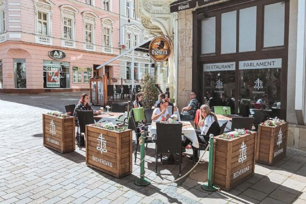 Zavedená restaurace Parlament v centru Karlových Varů vás zaujme svou pohodovou atmosférou a skvělým jídlem!