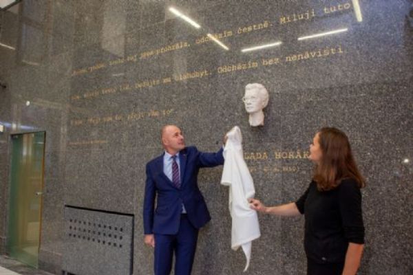 Ve foyer krajského úřadu byla odhalena busta Milady Horákové