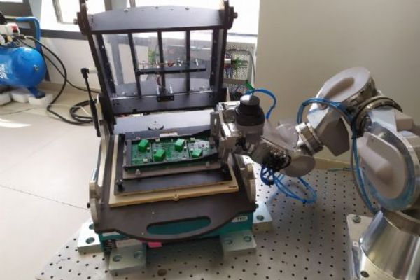 Vědci ZČU vyvinuli robota pro manipulaci v omezeném prostoru