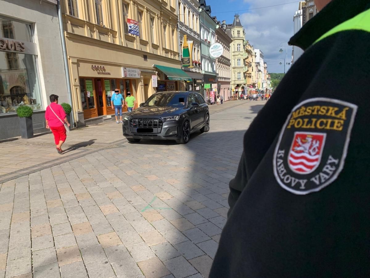 Karlovy Vary: Pěší zóna není parkoviště