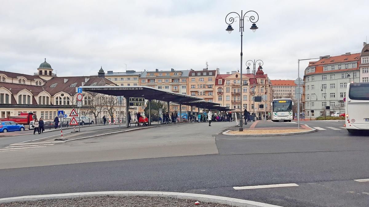 Karlovy Vary: Začíná demontáž střechy terminálu Tržnice