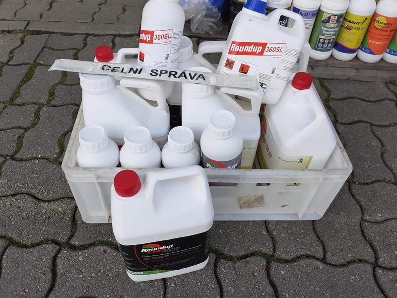 Region: Karlovarští celníci zajistili padělky herbicidních postřiků