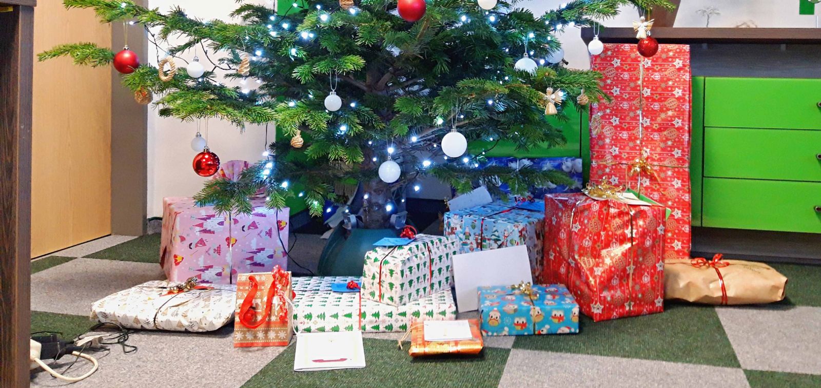 Sokolov: Pod stromky naděje skončily desítky dárků pro děti