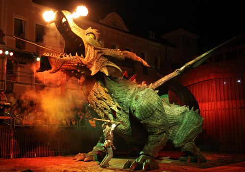 Robotický oheň chrlící drak navštívil Plzeň