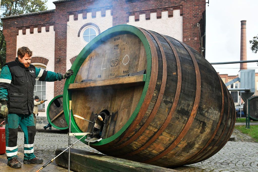 Bednáři z Prazdroje smolili velké ležácké sudy vážící až 800 kilogramů