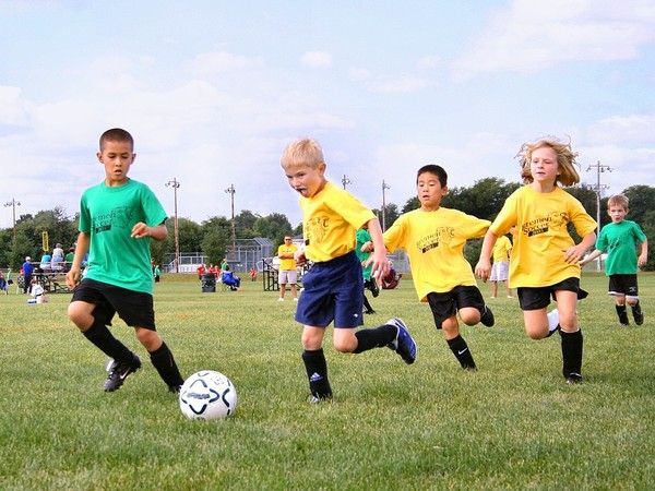Děti, které sportují a chodí do kroužků, se podle studie cítí lépe. Bez ohledu na prostředí, z něhož pocházejí