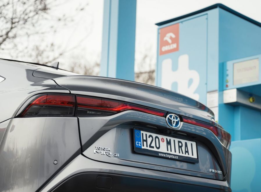 V Česku jezdí desítka vodíkových Toyot