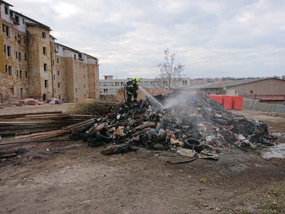 Cheb: Hasiči likvidovali požár odpadu