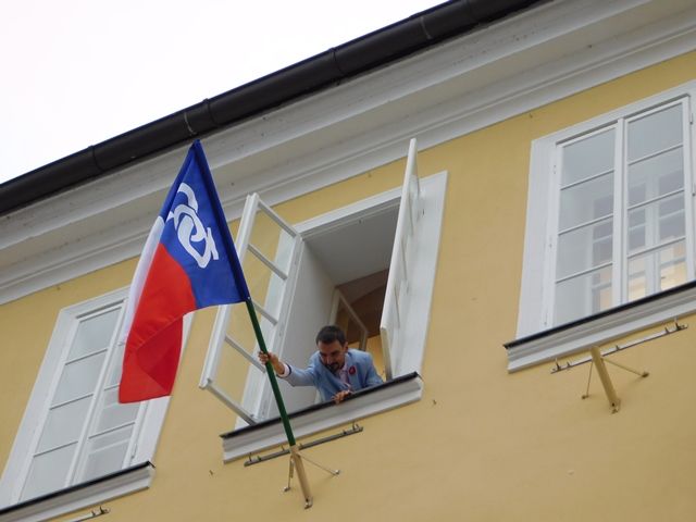 Cheb: Z okna radnice dnes poprvé vlaje sokolská vlajka